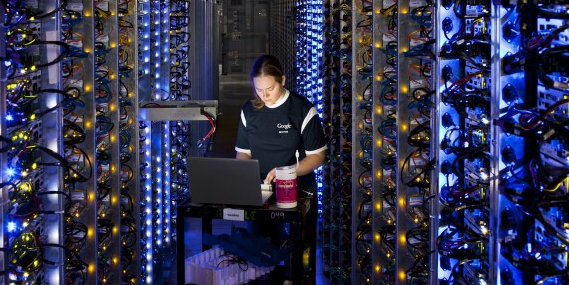 Google-Data-Center mujer - blog