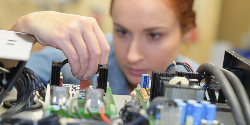 MUJER INGENIERA INVENTORA